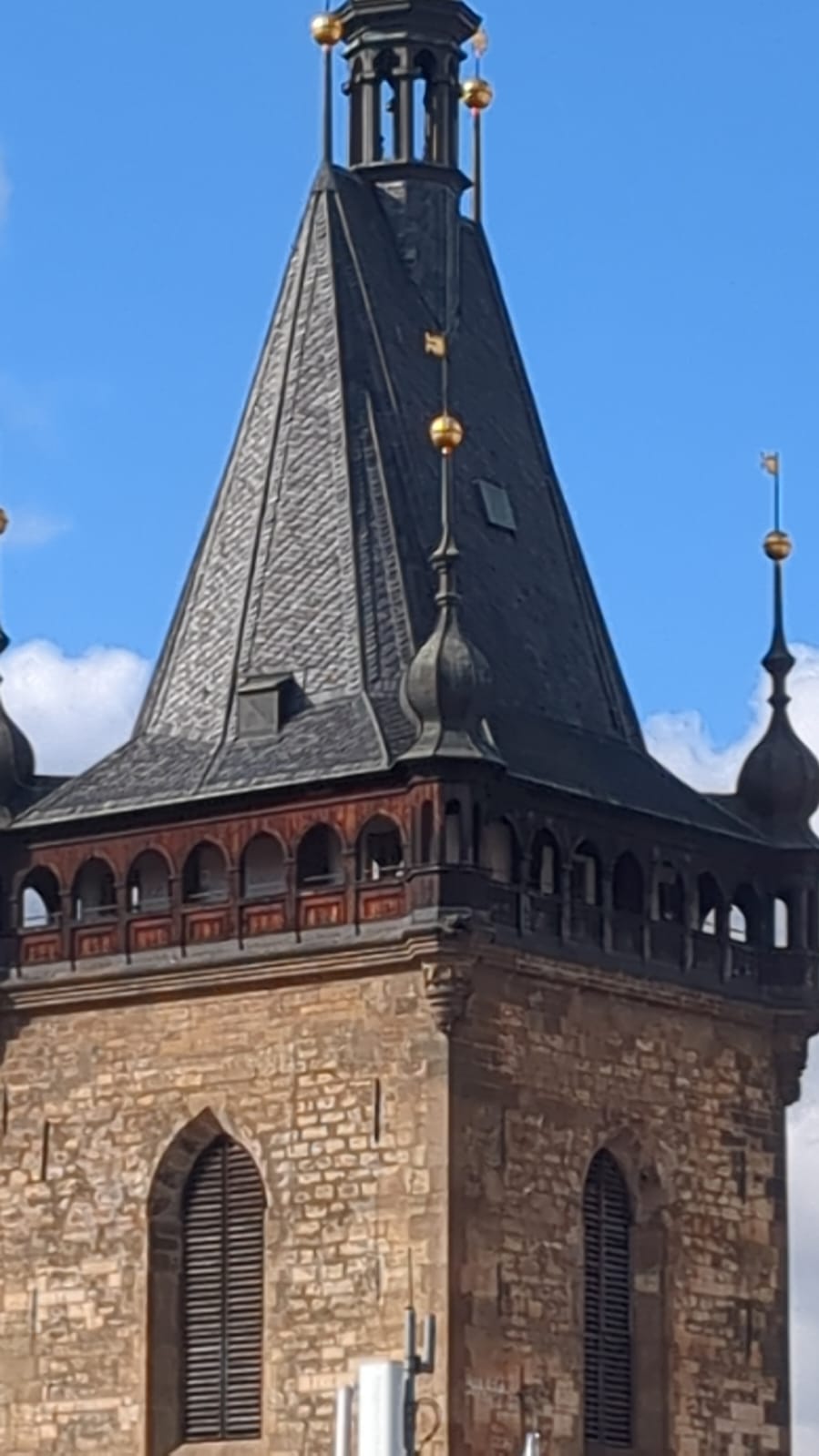 Detail precizní řemeslné práce na historickém klempířském prvku